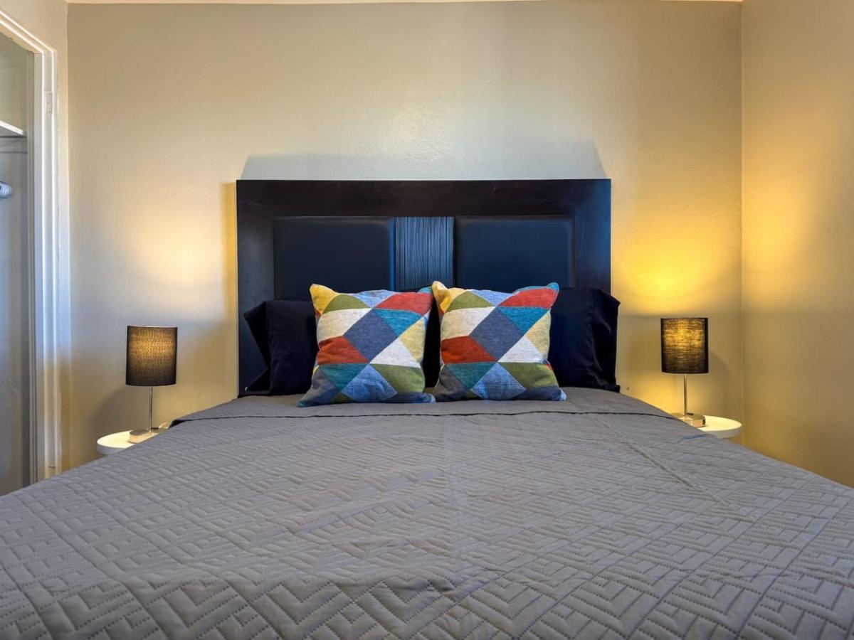 8 Large With 12 Bedrooms And Parking And Wifi *