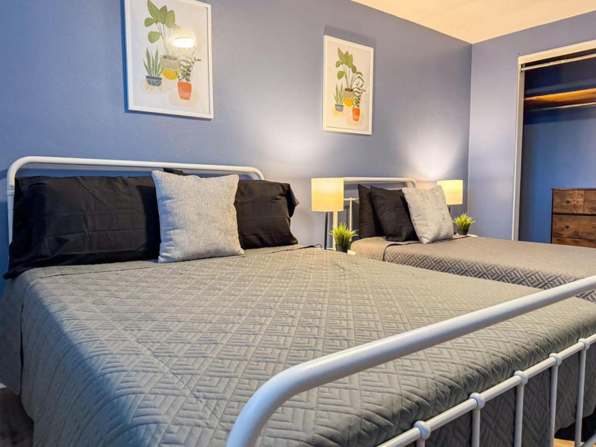 8 Large With 12 Bedrooms And Parking And Wifi Holiday home