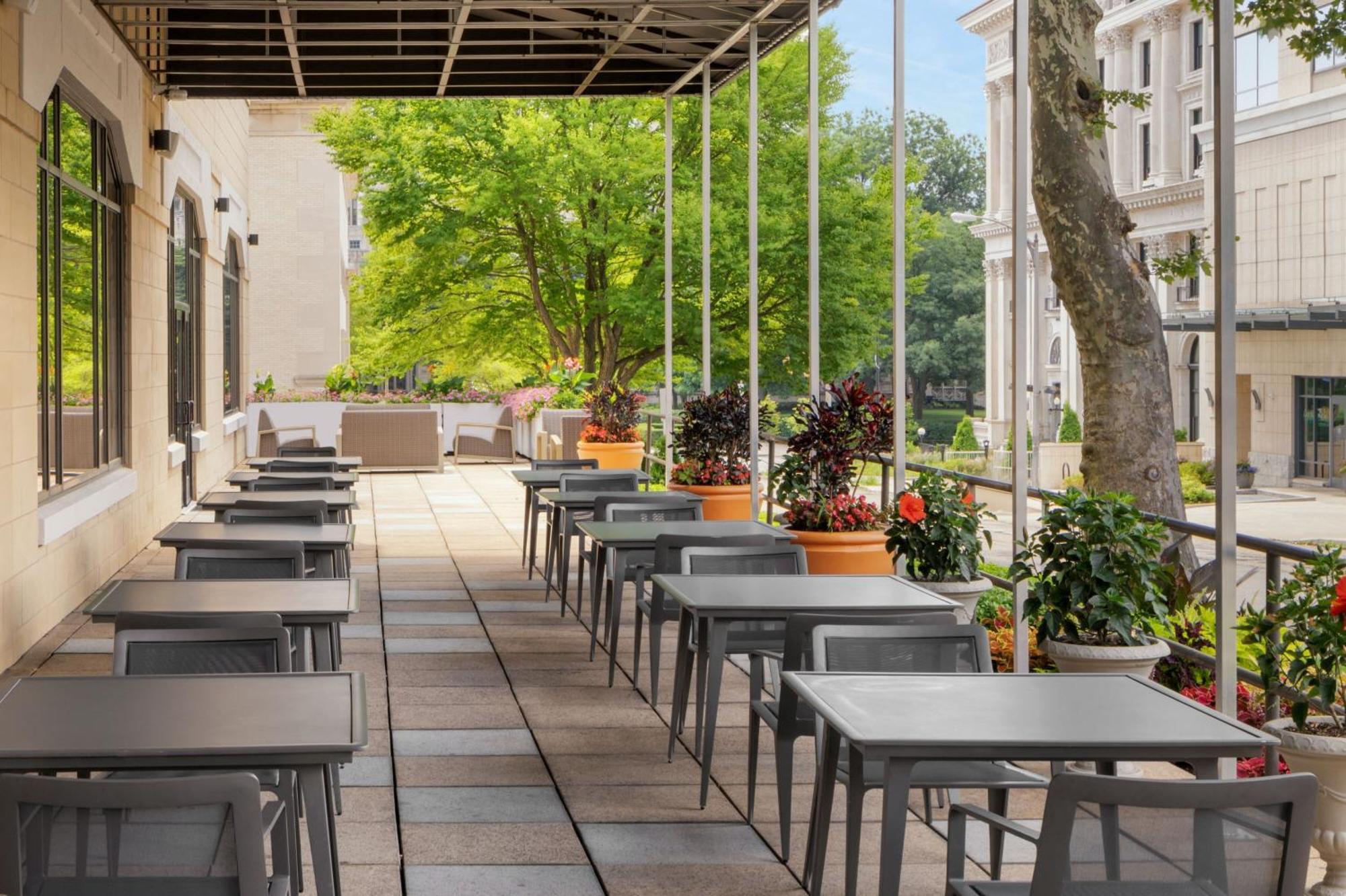 Courtyard By Marriott Center Hotel