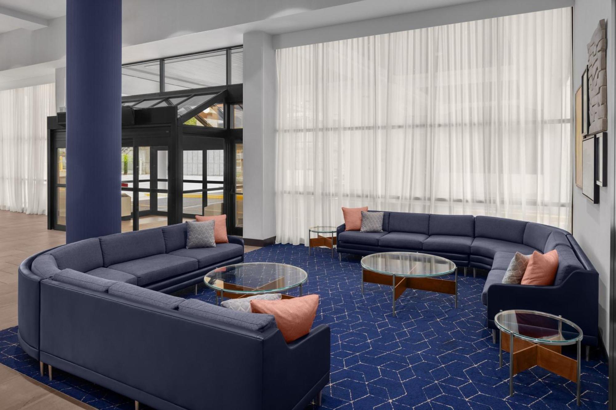 Courtyard By Marriott Center Hotel