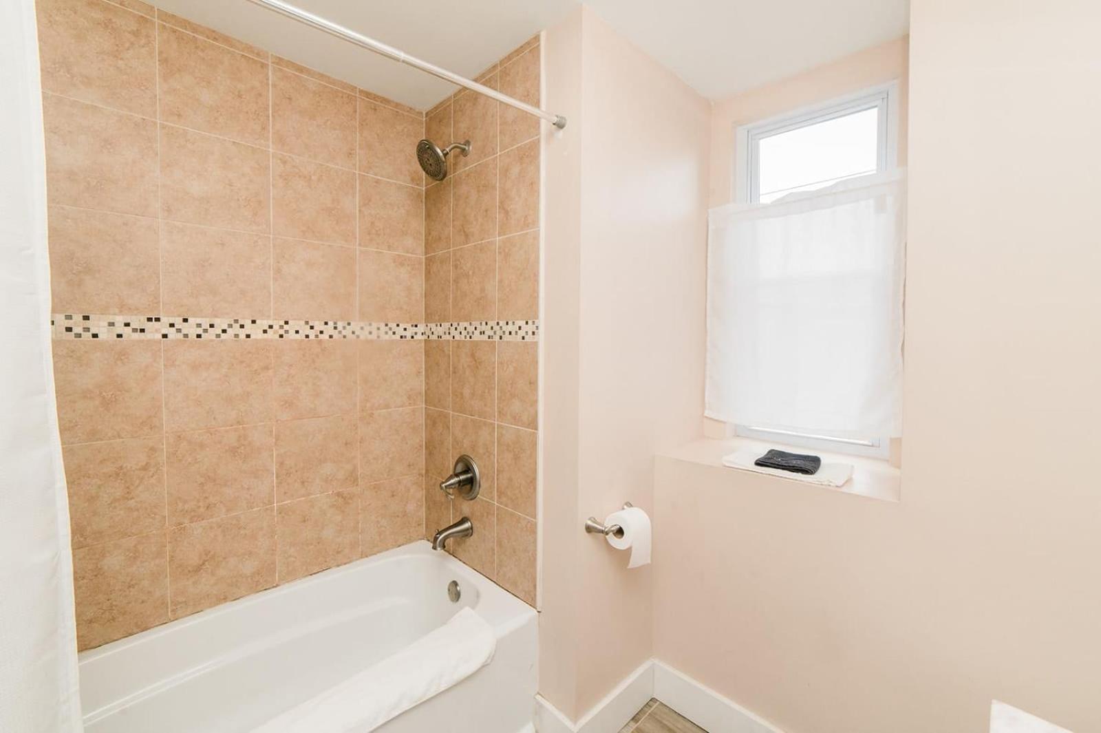 Acrisure Field - Off Street Parking - Groupstay Apartment *
