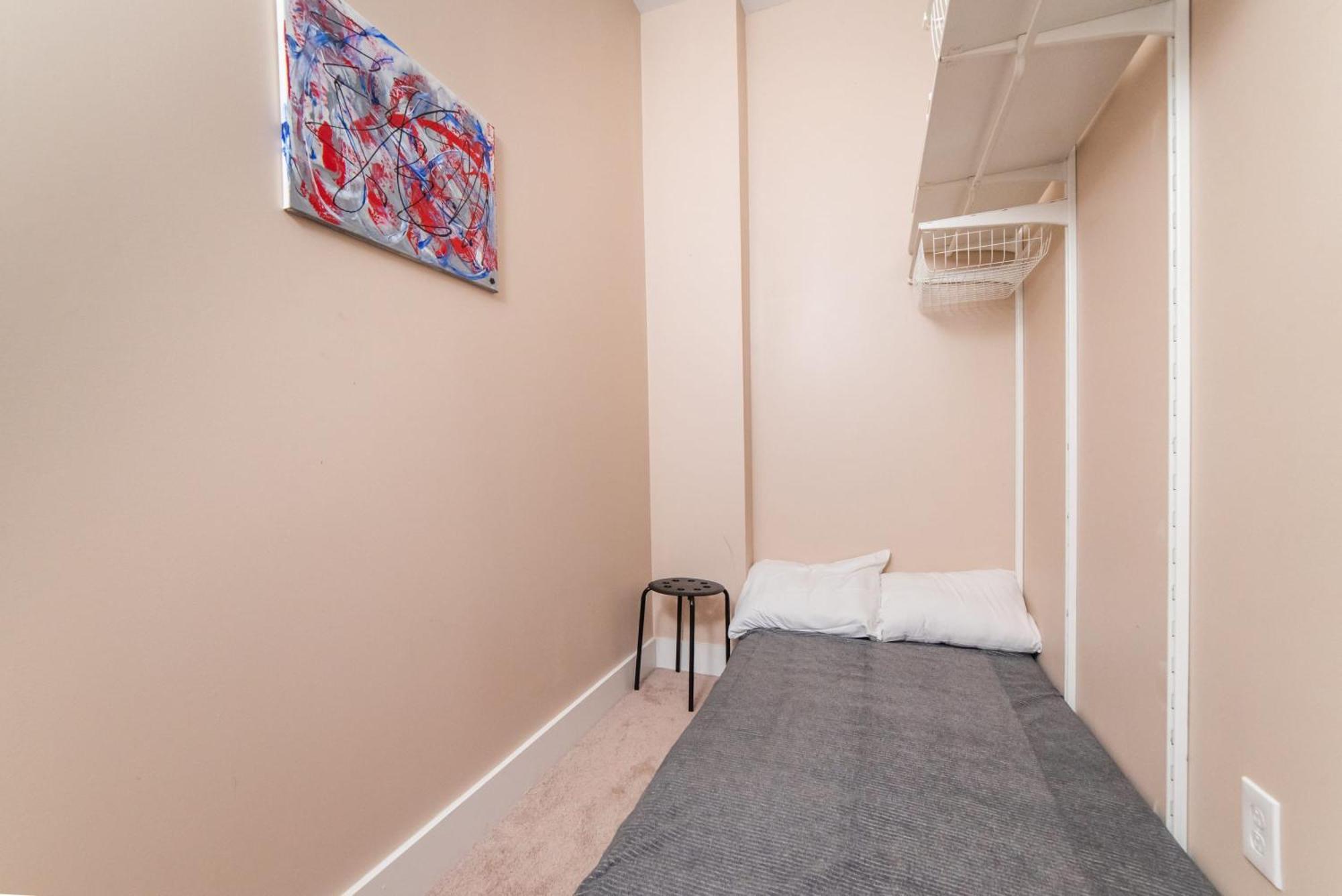 Walk To Acrisure - Parking - Location - Groupstay Apartment