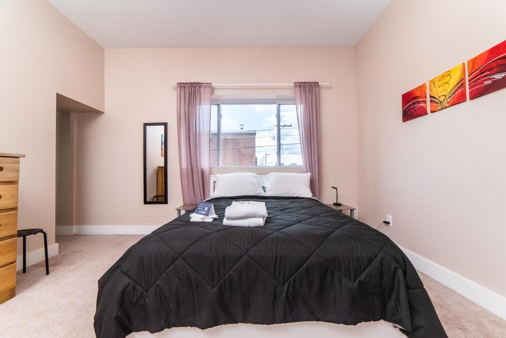 Walk To Acrisure - Parking - Location - Groupstay Apartment Pittsburgh