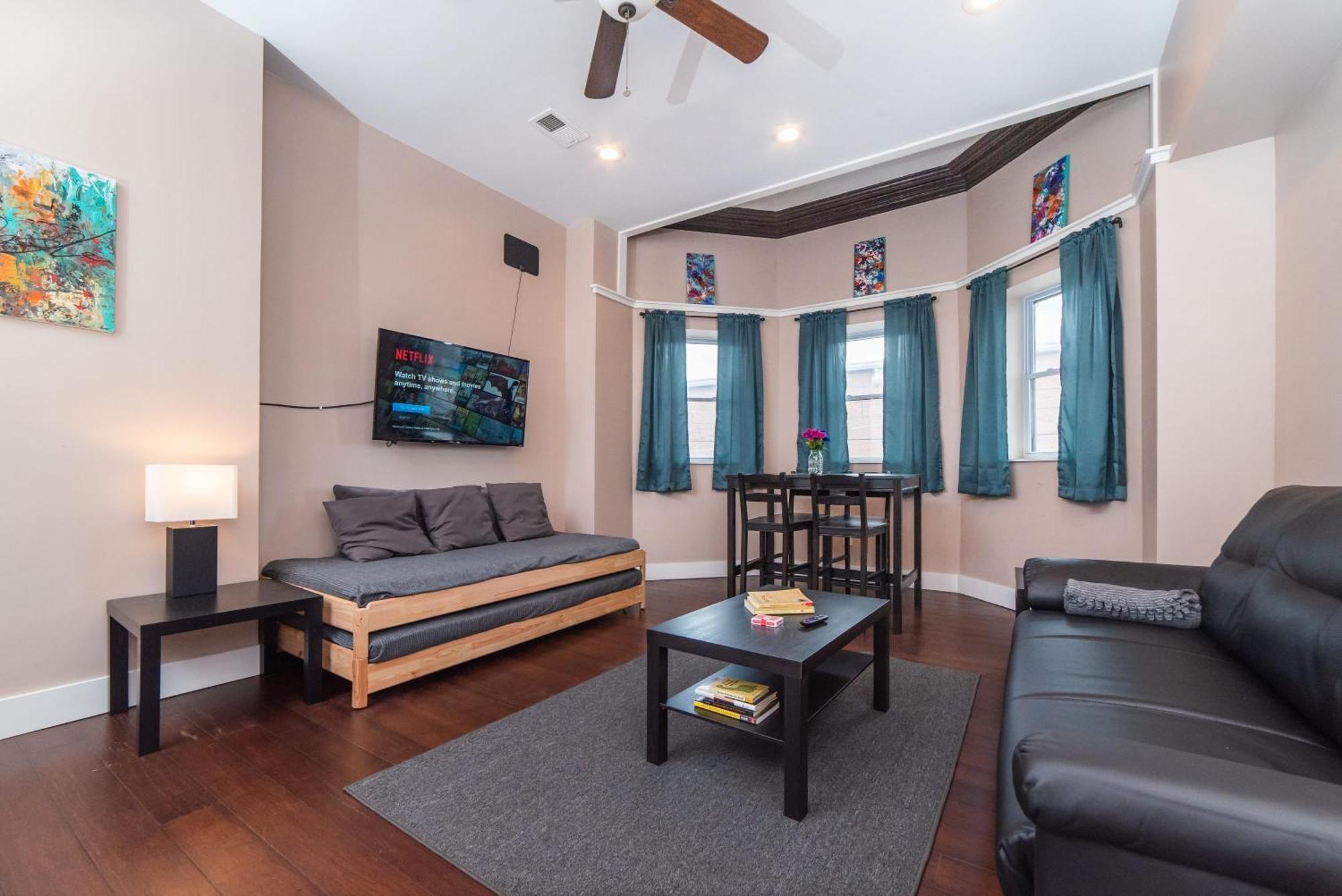 Walk To Acrisure - Parking - Location - Groupstay Apartment *