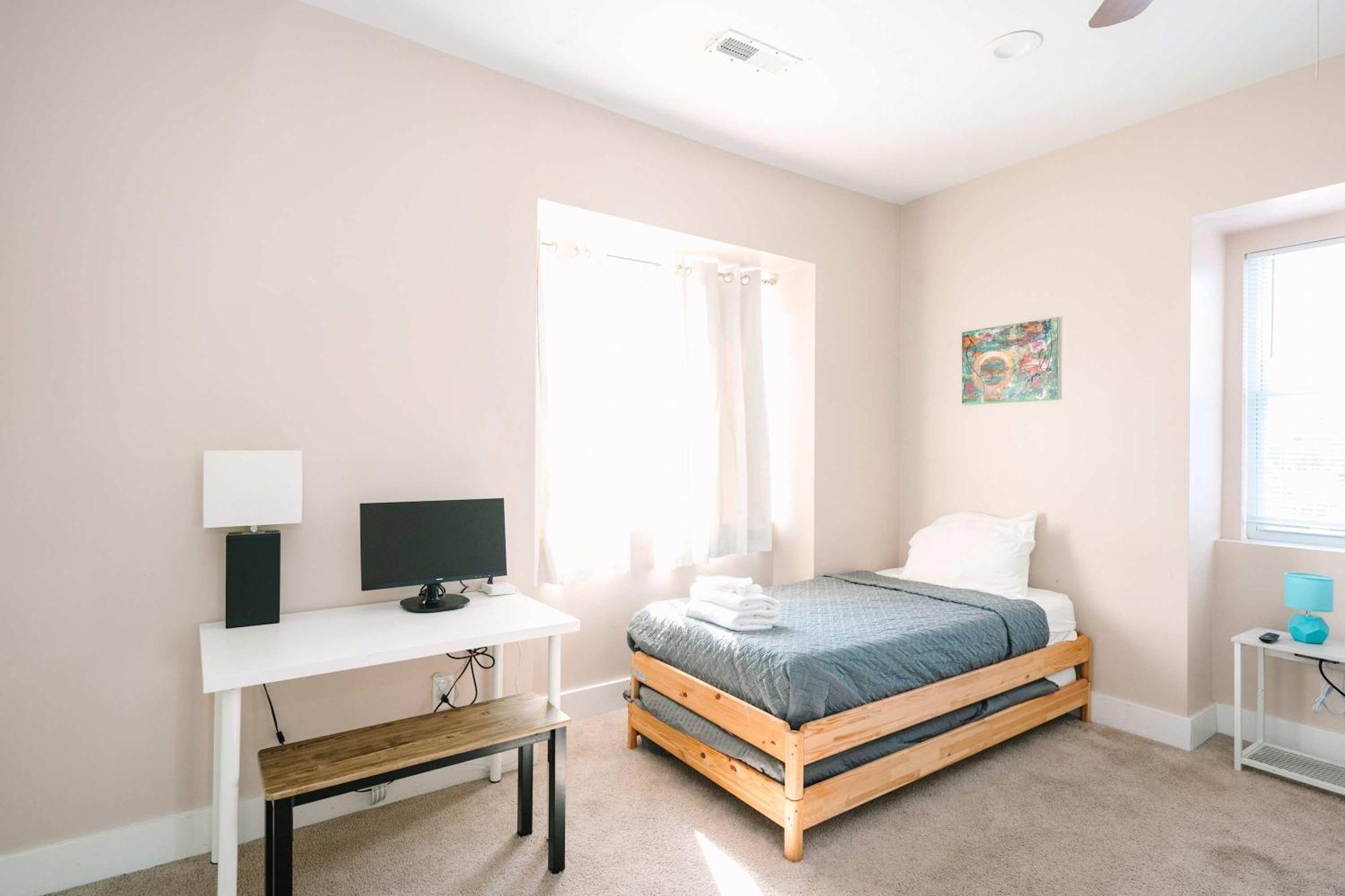Acrisure Field - Off Street Parking - Groupstay Apartment *