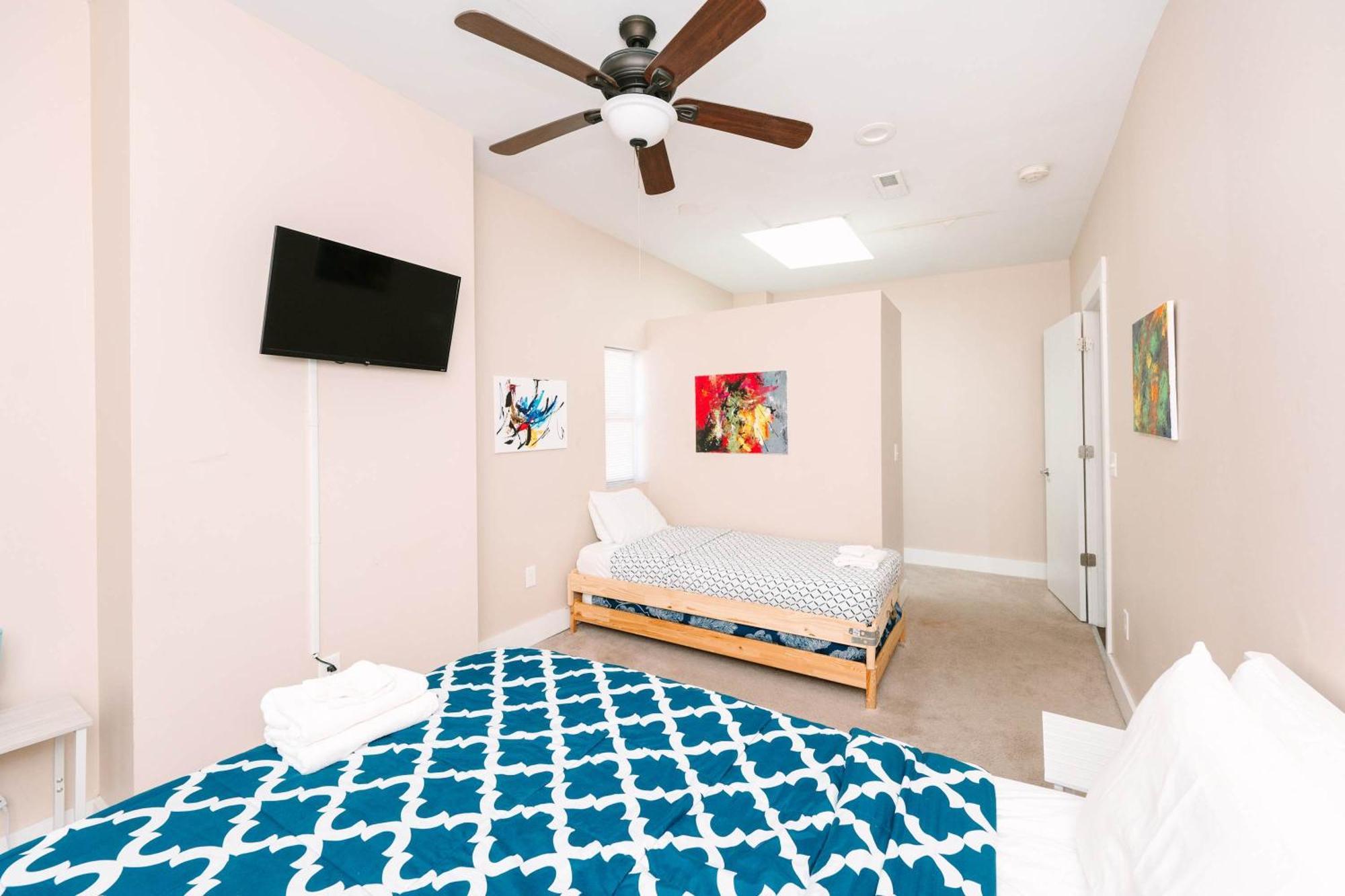 Acrisure Field - Off Street Parking - Groupstay Apartment *