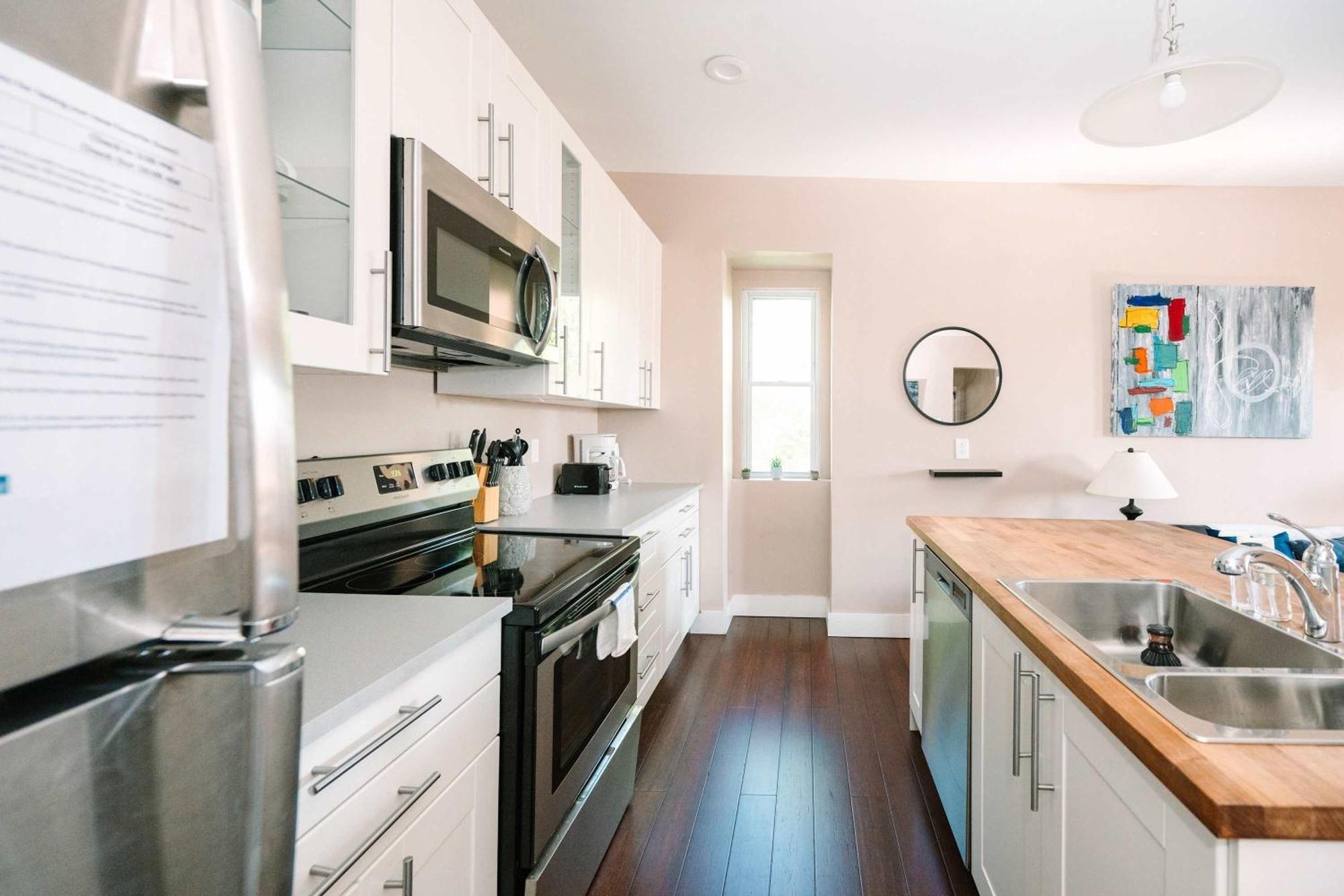 Acrisure Field - Off Street Parking - Groupstay Apartment