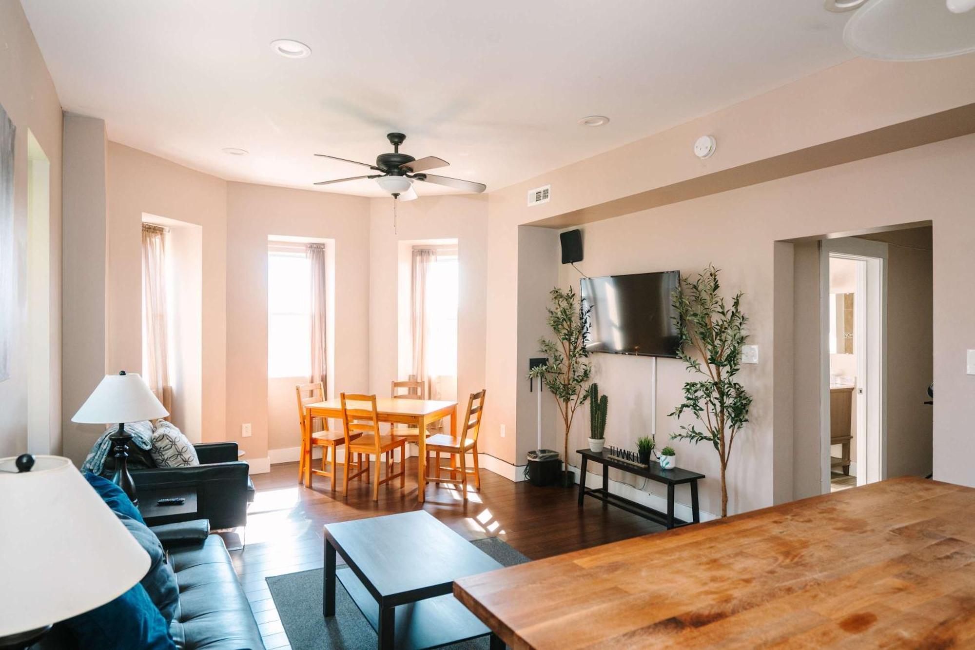 Acrisure Field - Off Street Parking - Groupstay Apartment *