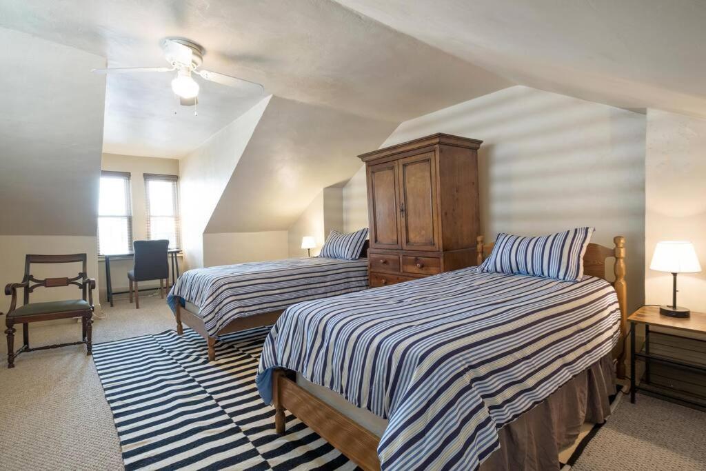 Cozy, Pet-friendly In Pittsburgh's South Side Holiday home *