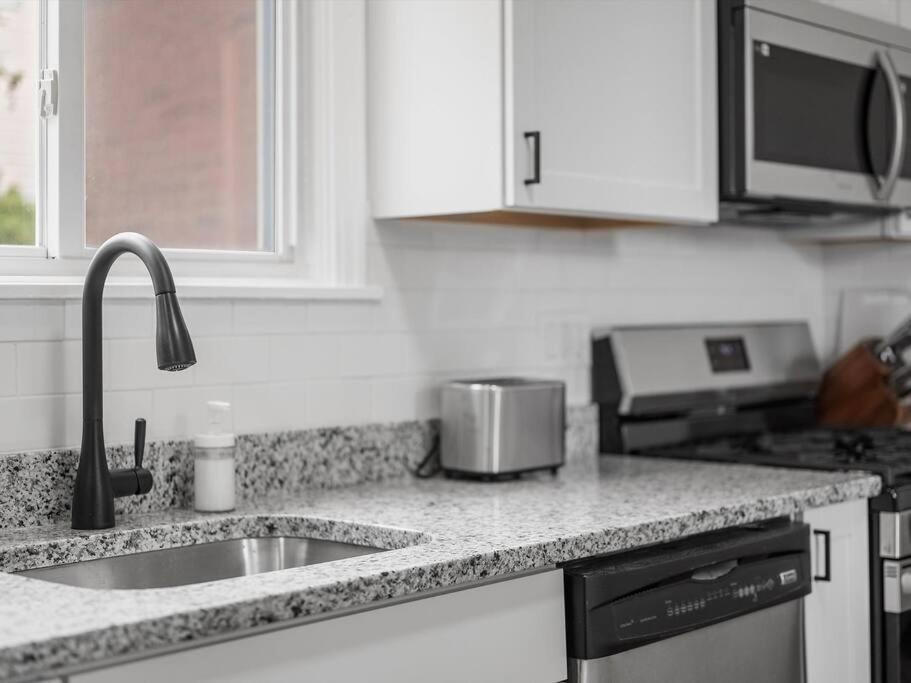 Apartment Bloomfield, Shadyside !2 Modern And Spacious Two Bedroom With Free Parking *