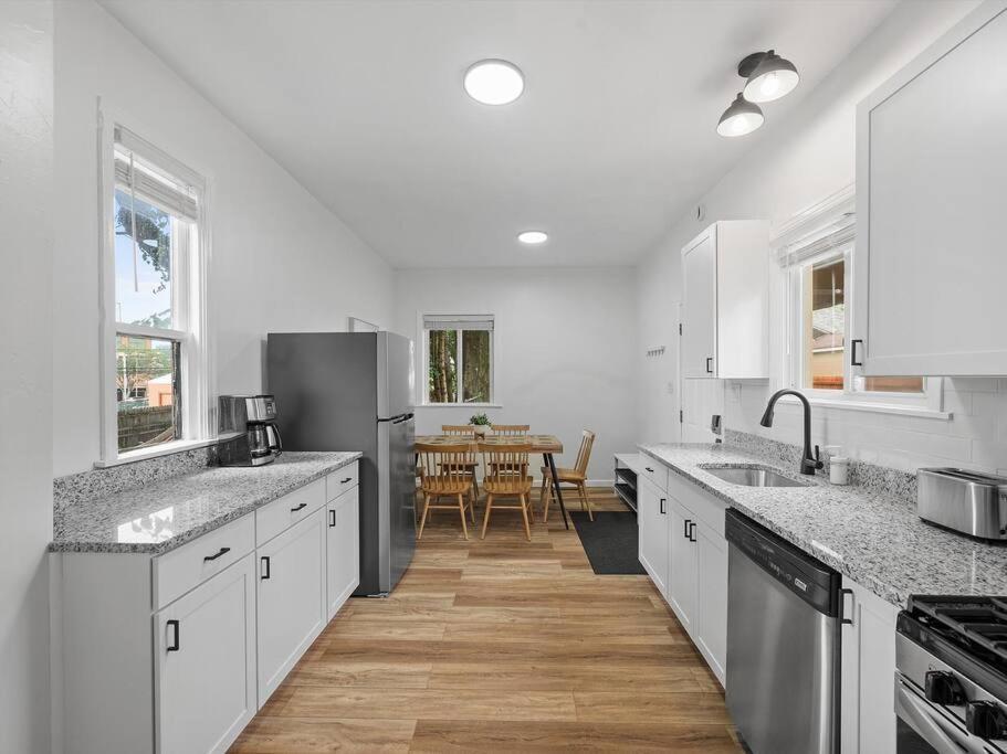 Apartment Bloomfield, Shadyside !2 Modern And Spacious Two Bedroom With Free Parking *