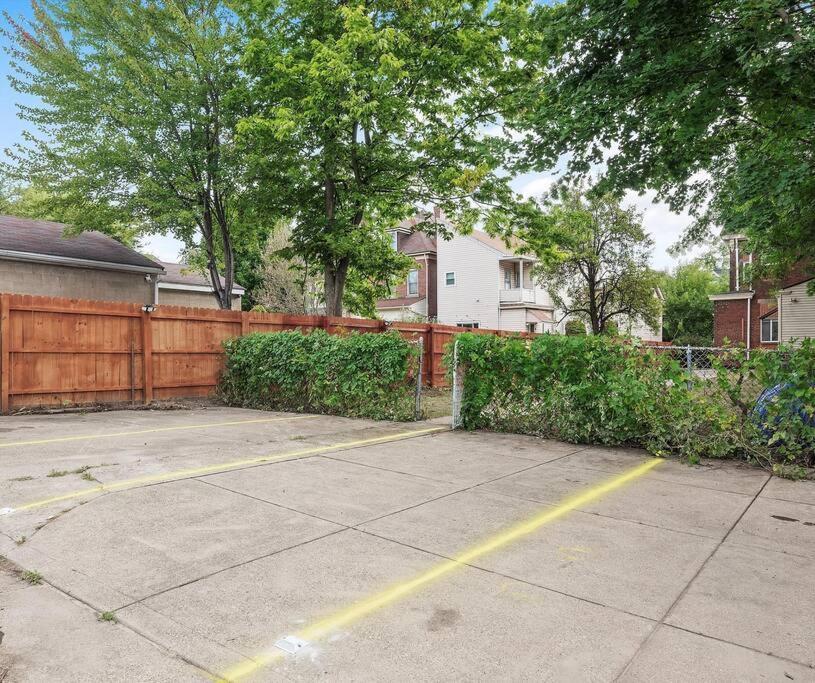 Bloomfield, Shadyside !2 Modern And Spacious Two Bedroom With Free Parking Apartment *