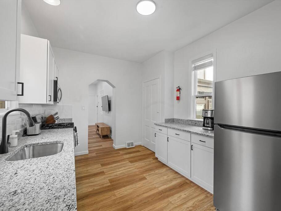 Bloomfield, Shadyside !2 Modern And Spacious Two Bedroom With Free Parking Apartment *