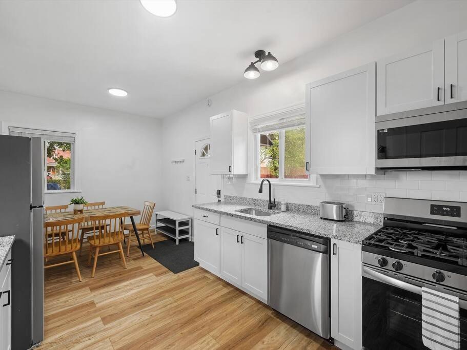 Bloomfield, Shadyside !2 Modern And Spacious Two Bedroom With Free Parking * Pittsburgh