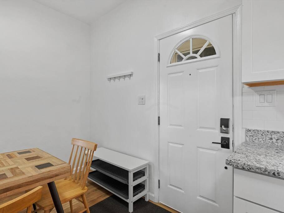 Bloomfield, Shadyside !2 Modern And Spacious Two Bedroom With Free Parking Apartment *
