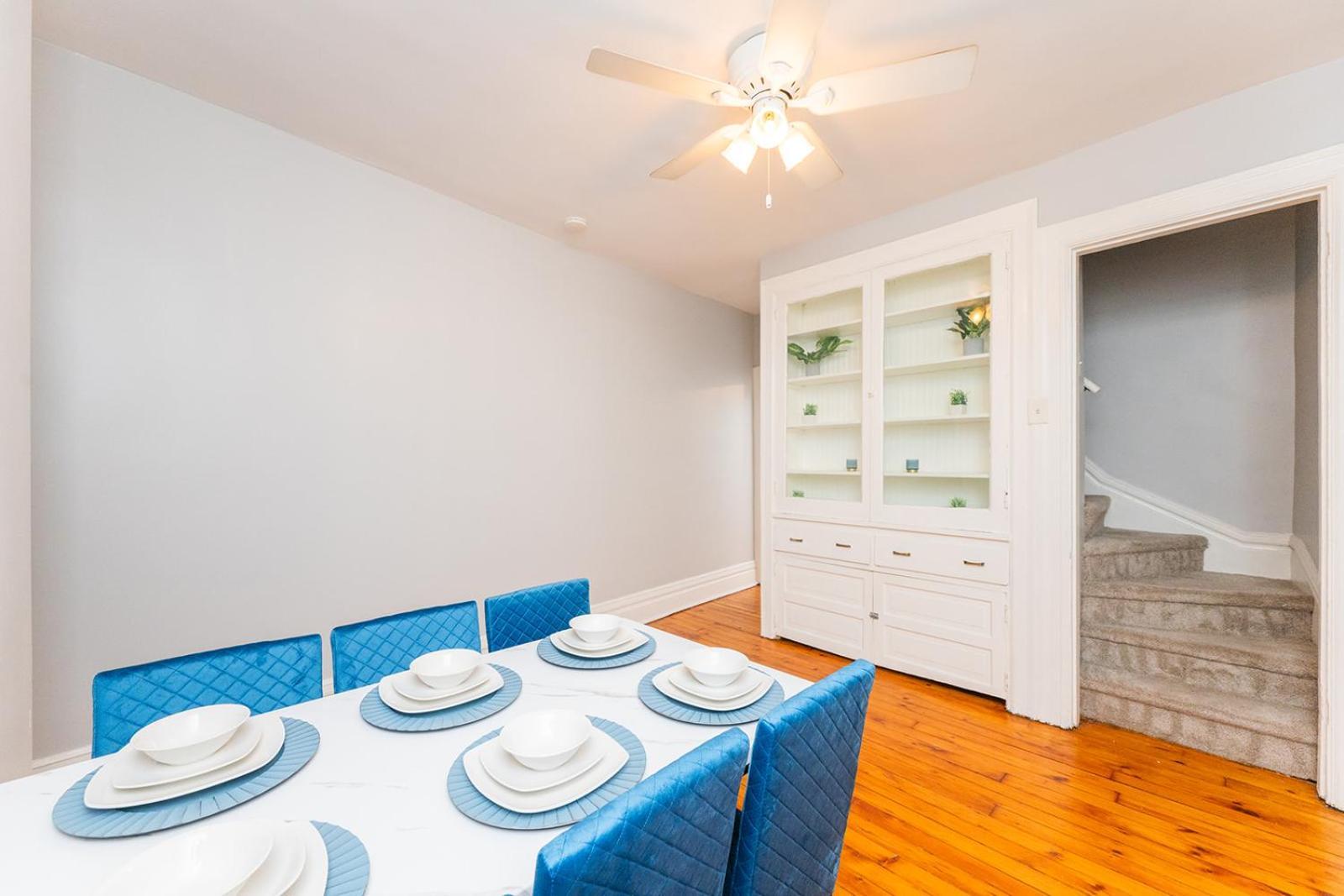 Holiday home Two Town Homes! 6 Bedrooms, 2 King Beds, Walk To Eats