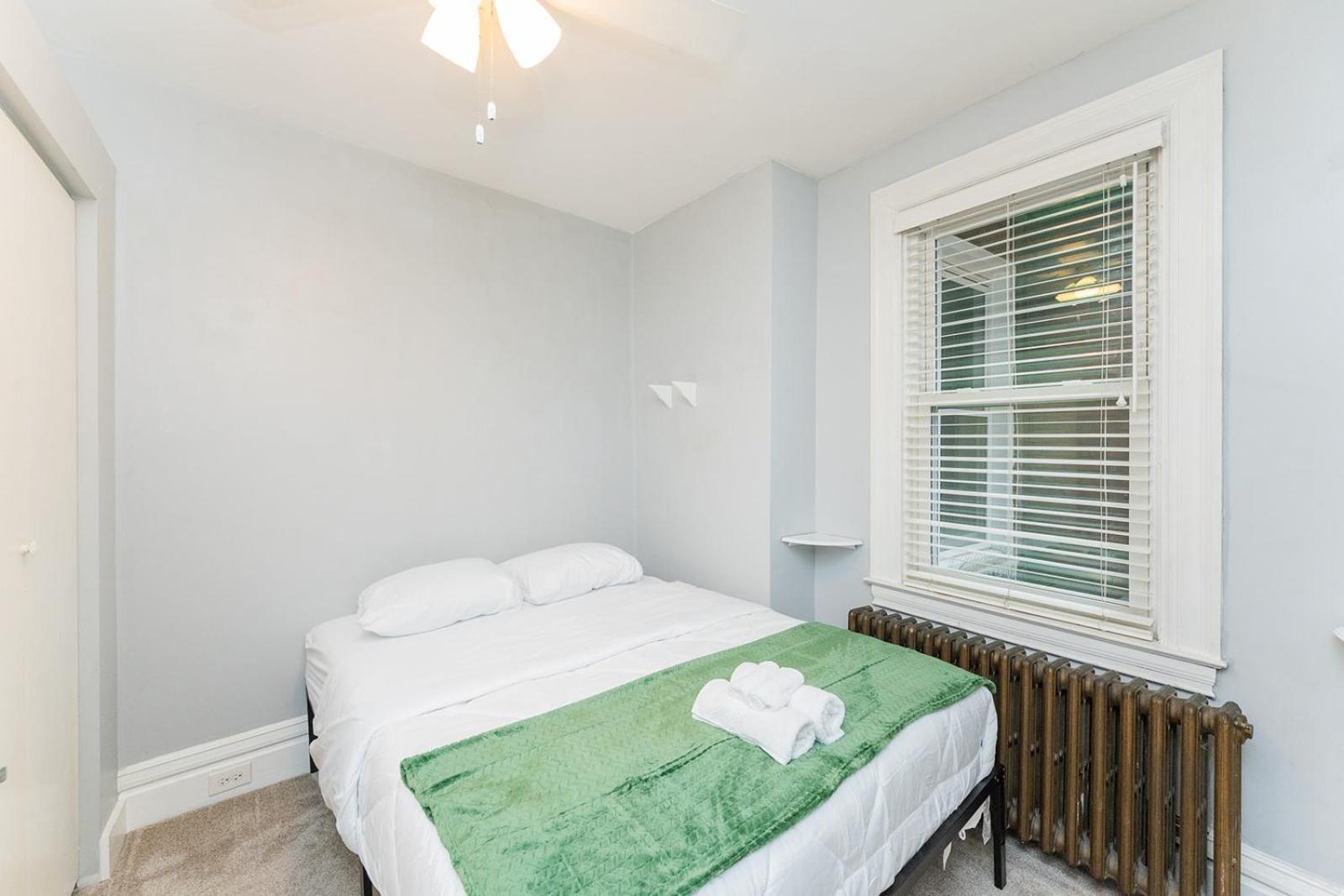 Two Town Homes! 6 Bedrooms, 2 King Beds, Walk To Eats Holiday home Pittsburgh