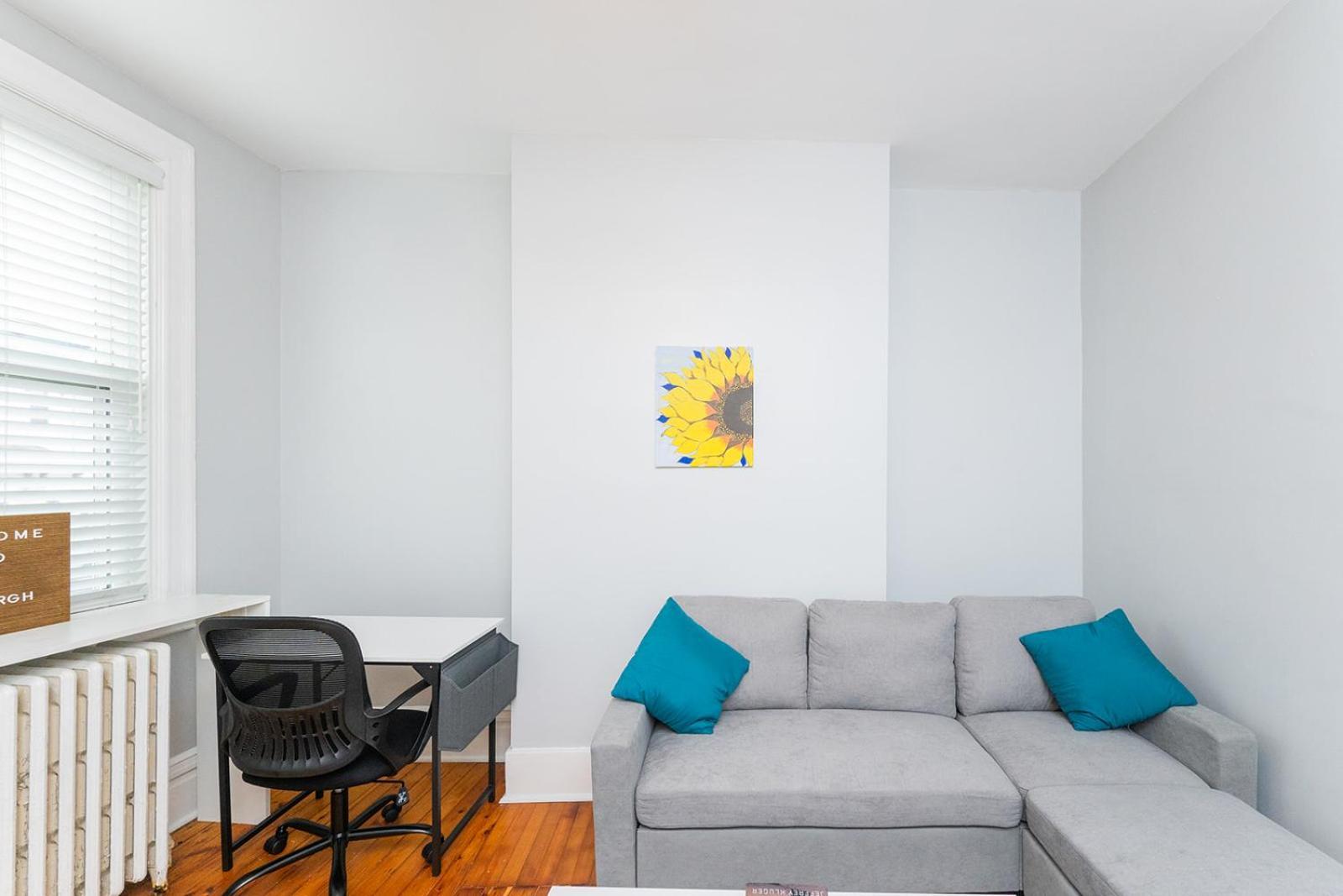 Holiday home Two Town Homes! 6 Bedrooms, 2 King Beds, Walk To Eats Pittsburgh