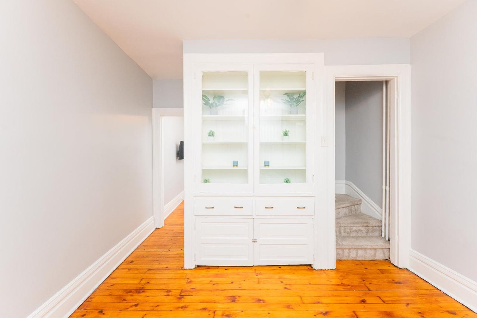 Two Town Homes! 6 Bedrooms, 2 King Beds, Walk To Eats