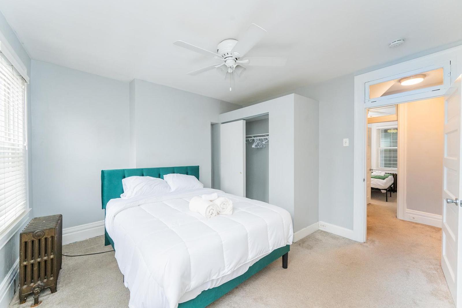 Two Town Homes! 6 Bedrooms, 2 King Beds, Walk To Eats Holiday home