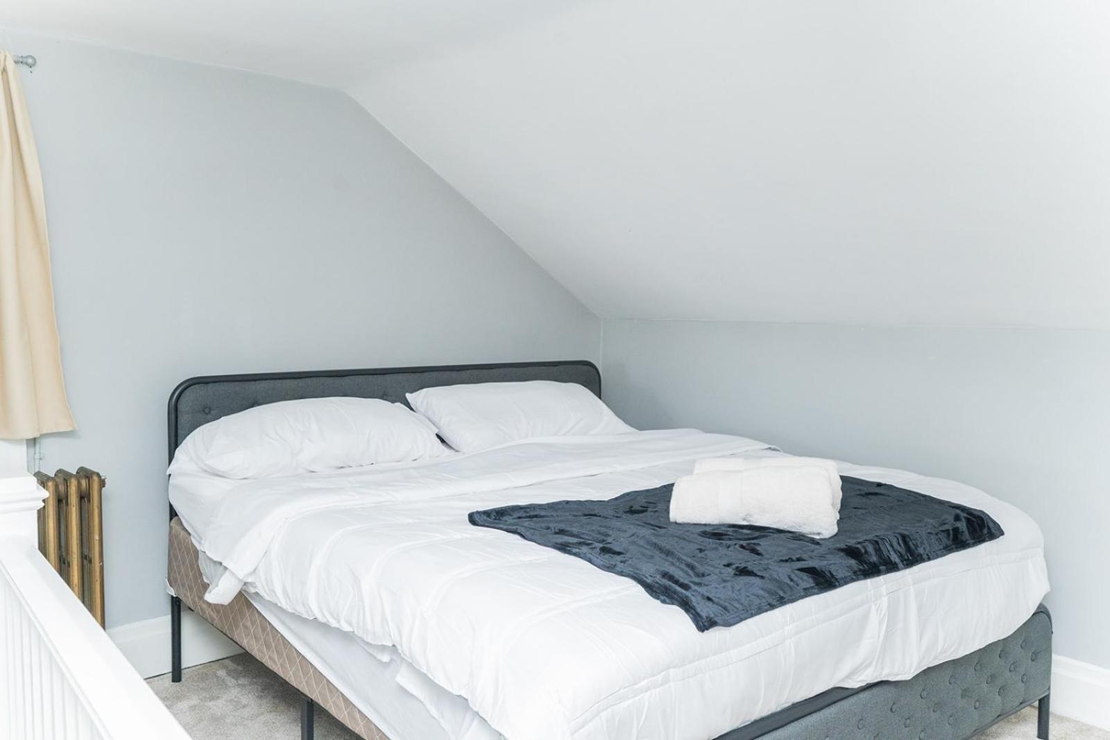 Holiday home Two Town Homes! 6 Bedrooms, 2 King Beds, Walk To Eats