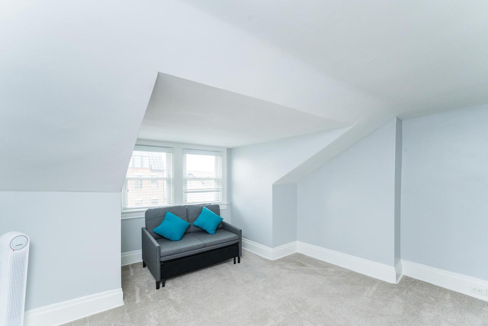Two Town Homes! 6 Bedrooms, 2 King Beds, Walk To Eats Holiday home Pittsburgh