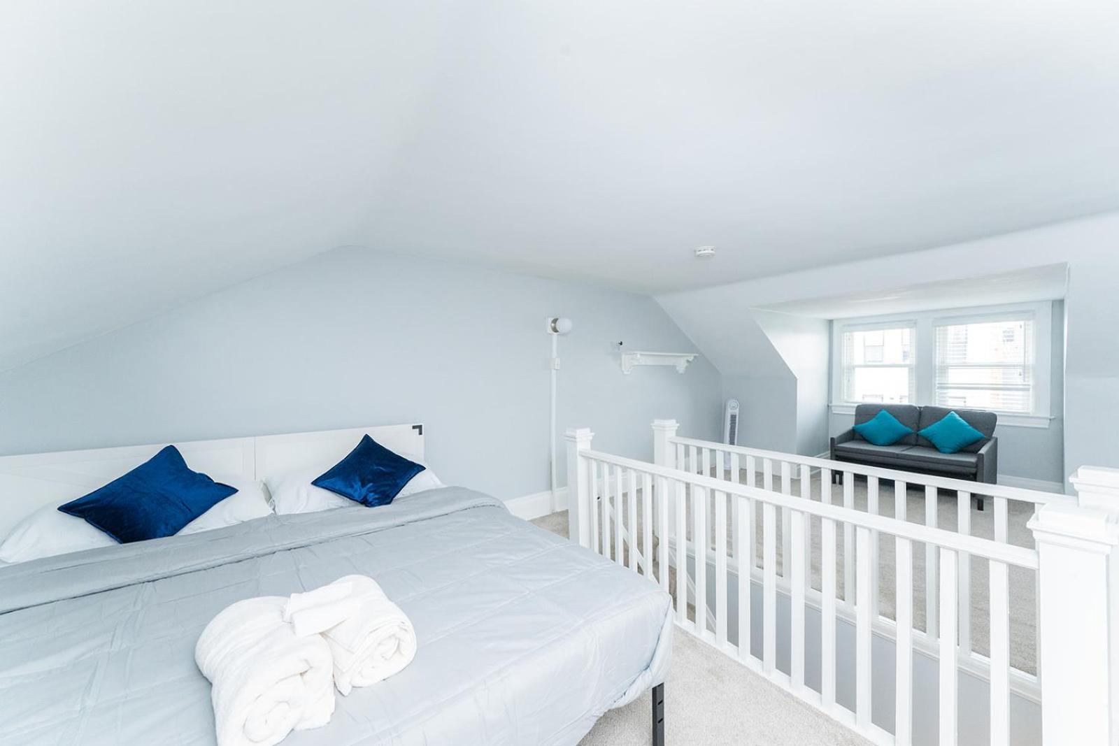 Two Town Homes! 6 Bedrooms, 2 King Beds, Walk To Eats *
