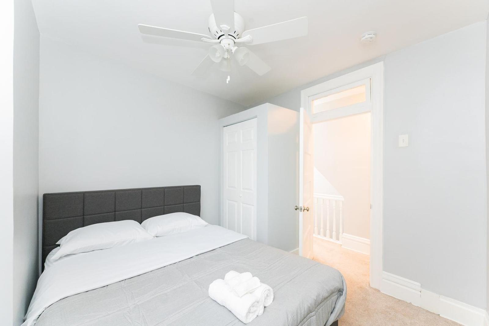 Two Town Homes! 6 Bedrooms, 2 King Beds, Walk To Eats Holiday home