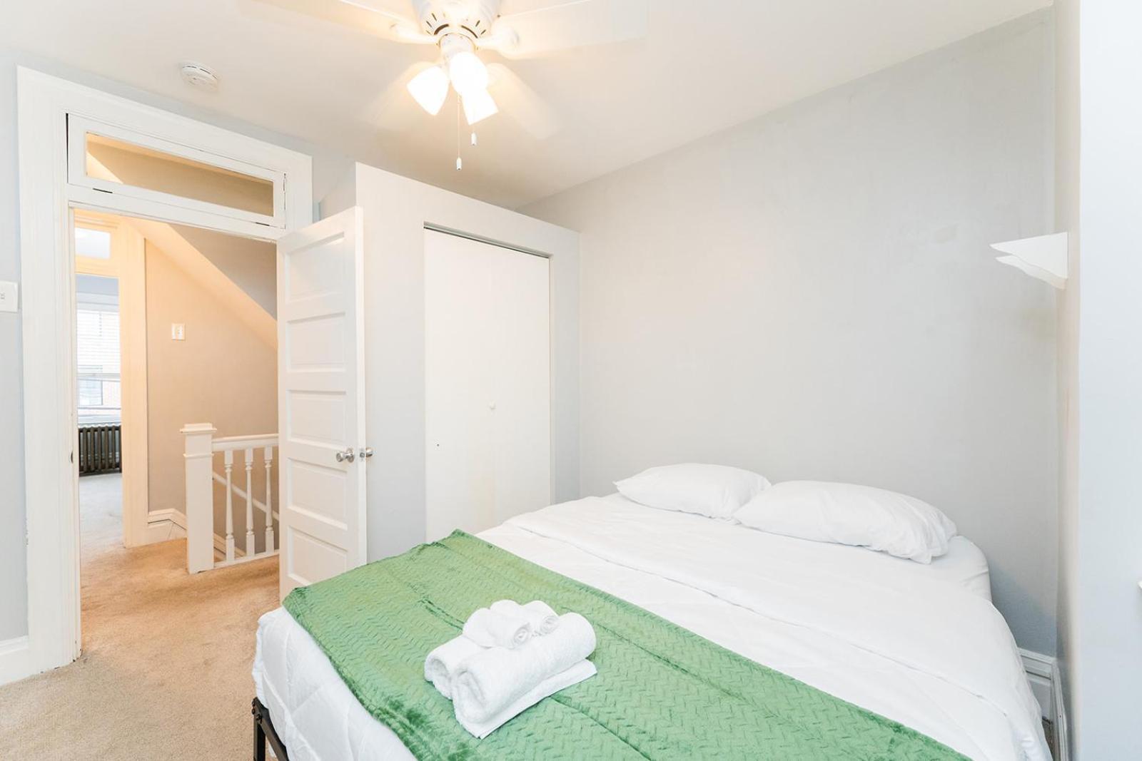 Holiday home Two Town Homes! 6 Bedrooms, 2 King Beds, Walk To Eats