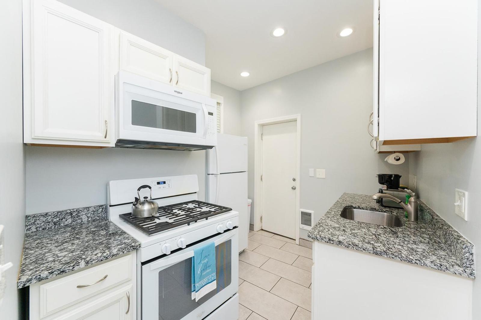 Two Town Homes! 6 Bedrooms, 2 King Beds, Walk To Eats Holiday home