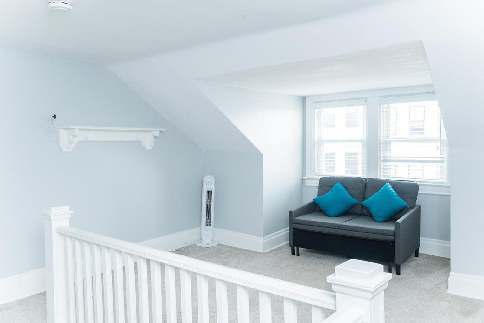 Two Town Homes! 6 Bedrooms, 2 King Beds, Walk To Eats Holiday home *