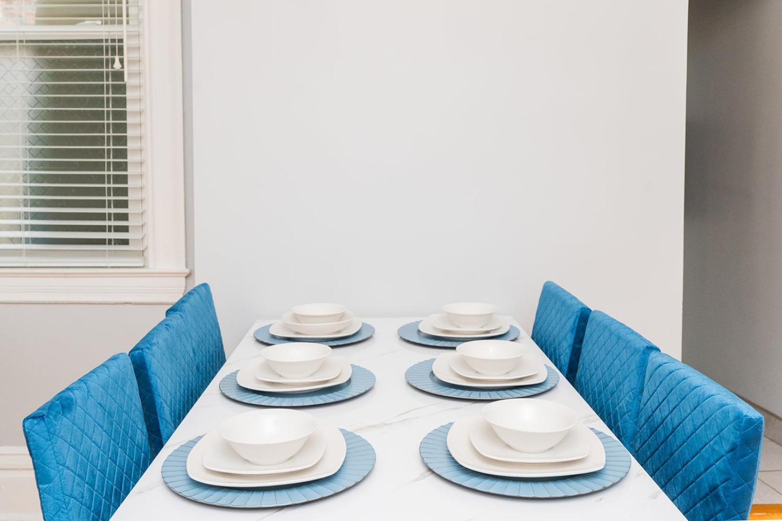 Holiday home Two Town Homes! 6 Bedrooms, 2 King Beds, Walk To Eats Pittsburgh