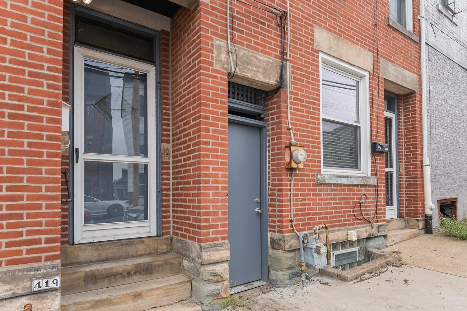 Two Town Homes! 6 Bedrooms, 2 King Beds, Walk To Eats