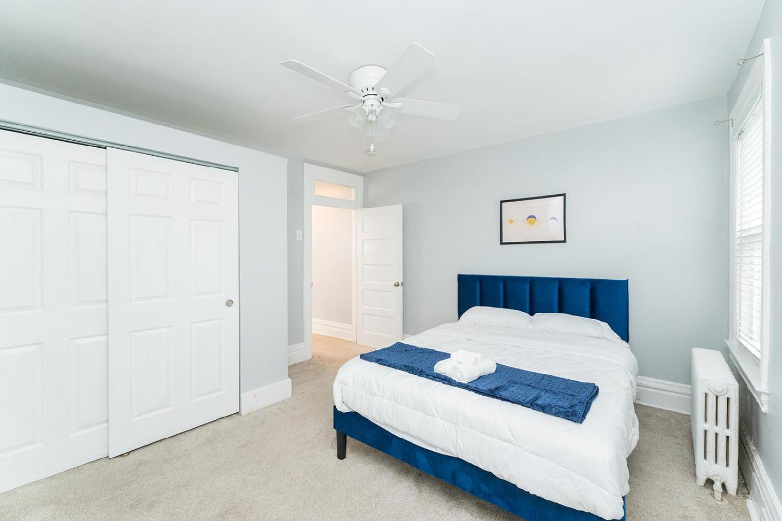 Two Town Homes! 6 Bedrooms, 2 King Beds, Walk To Eats *
