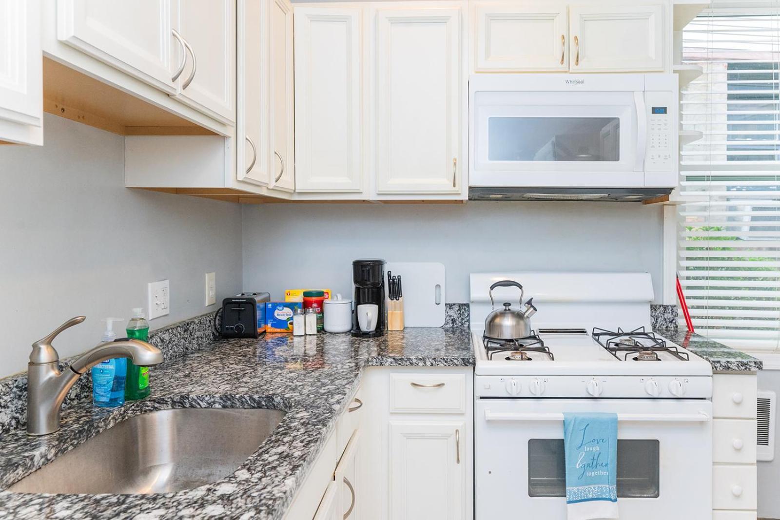 Two Town Homes! 6 Bedrooms, 2 King Beds, Walk To Eats