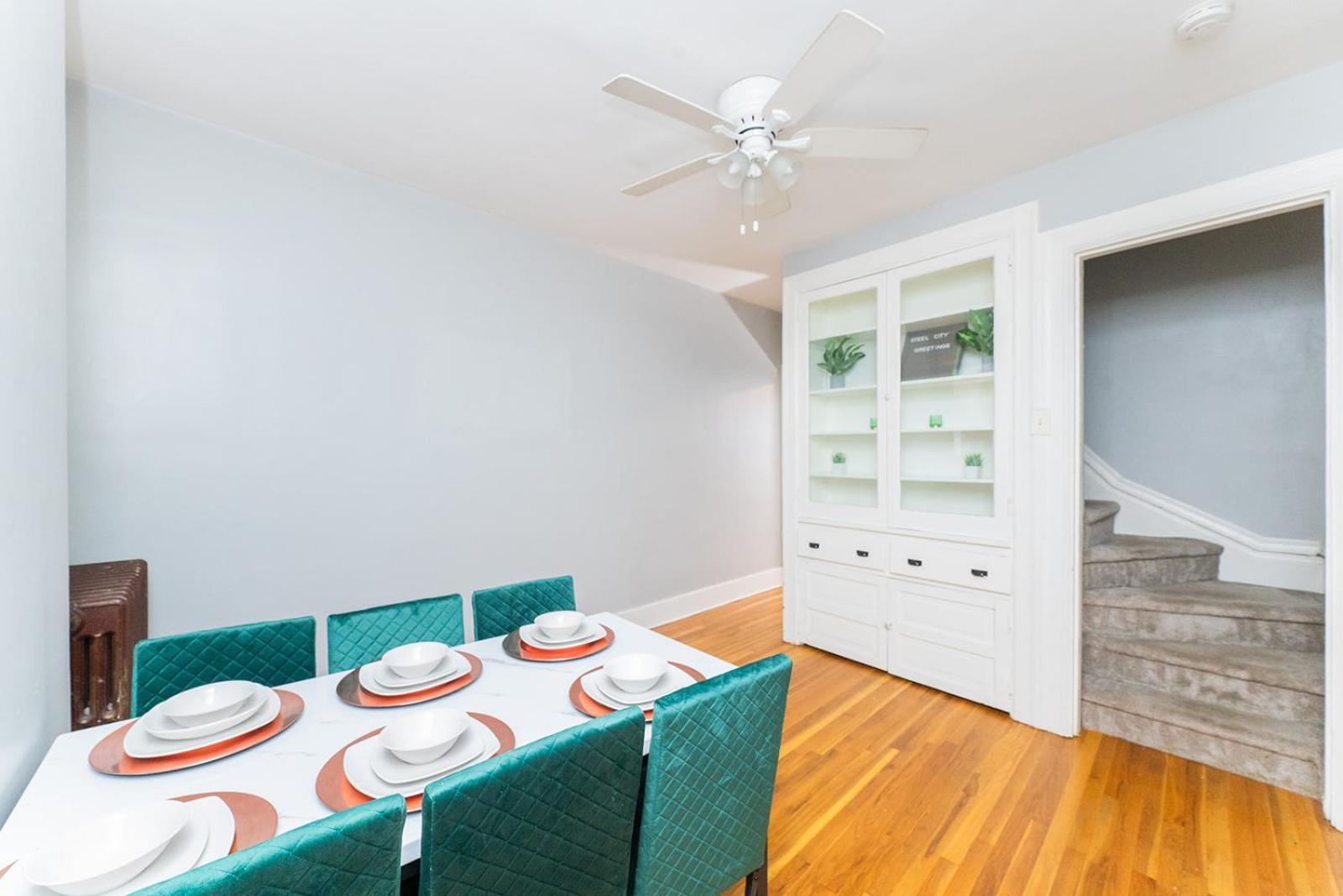 Two Town Homes! 6 Bedrooms, 2 King Beds, Walk To Eats Holiday home Pittsburgh