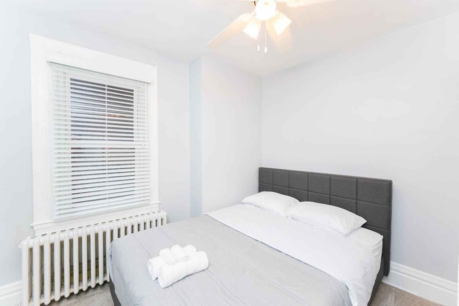 Two Town Homes! 6 Bedrooms, 2 King Beds, Walk To Eats Holiday home