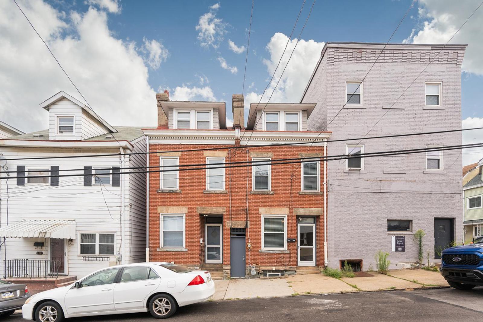 Two Town Homes! 6 Bedrooms, 2 King Beds, Walk To Eats *