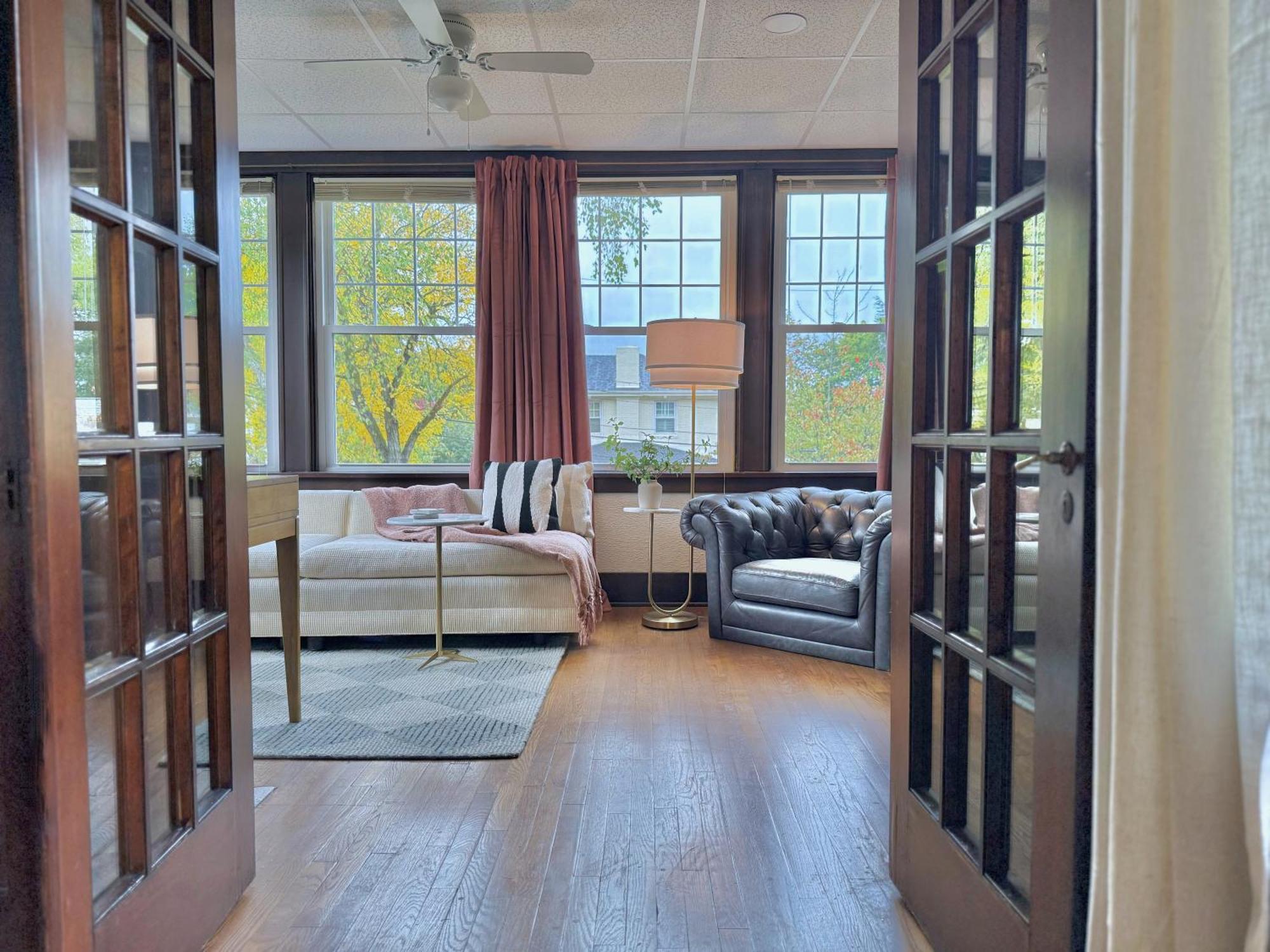 The Colonial At Mount Lebanon By Luxe Pgh Holiday home *