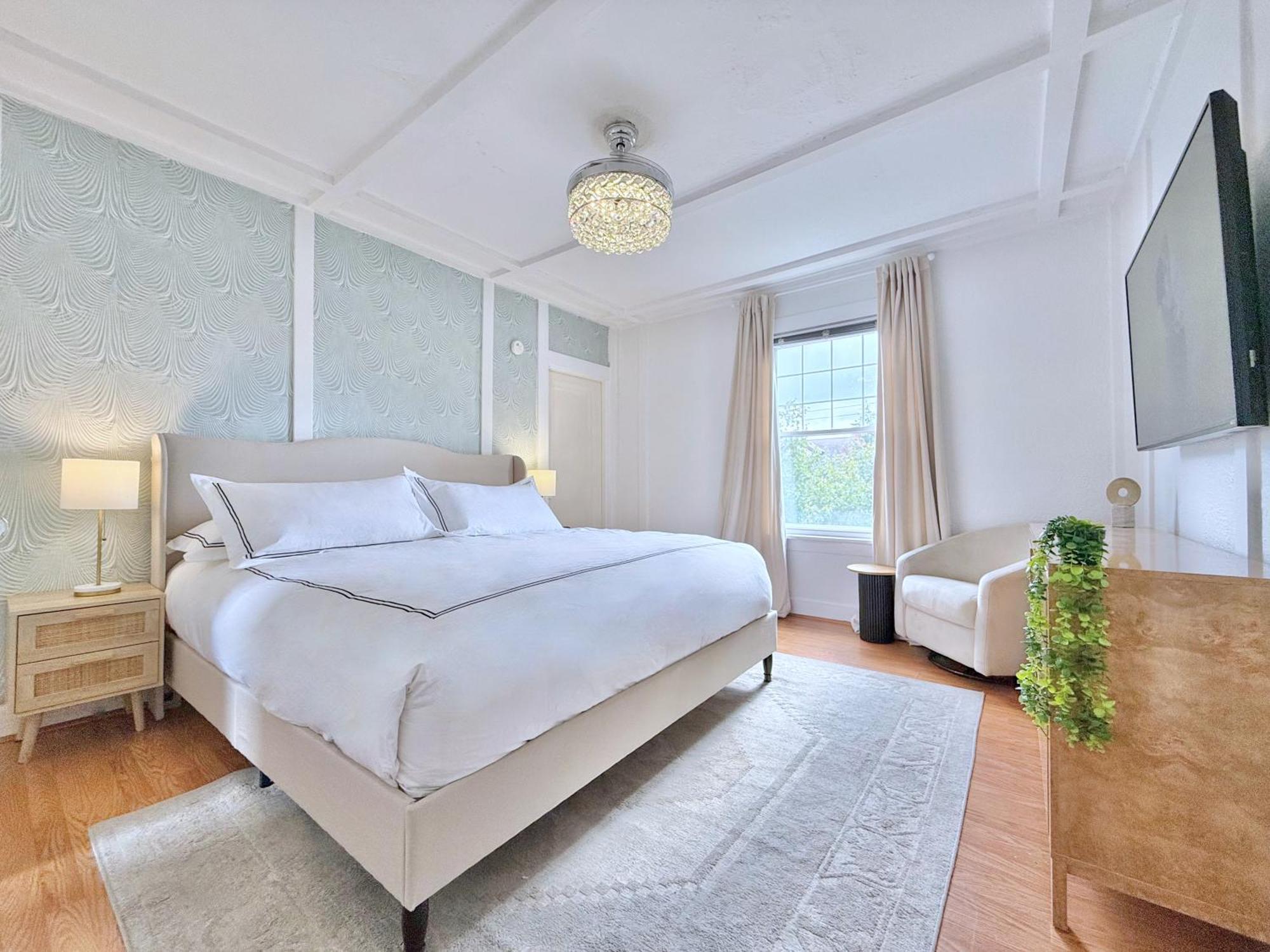 The Colonial At Mount Lebanon By Luxe Pgh Holiday home Pittsburgh