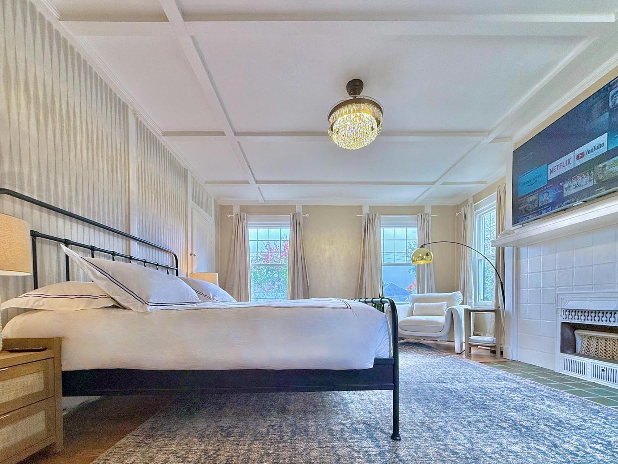 The Colonial At Mount Lebanon By Luxe Pgh Holiday home *