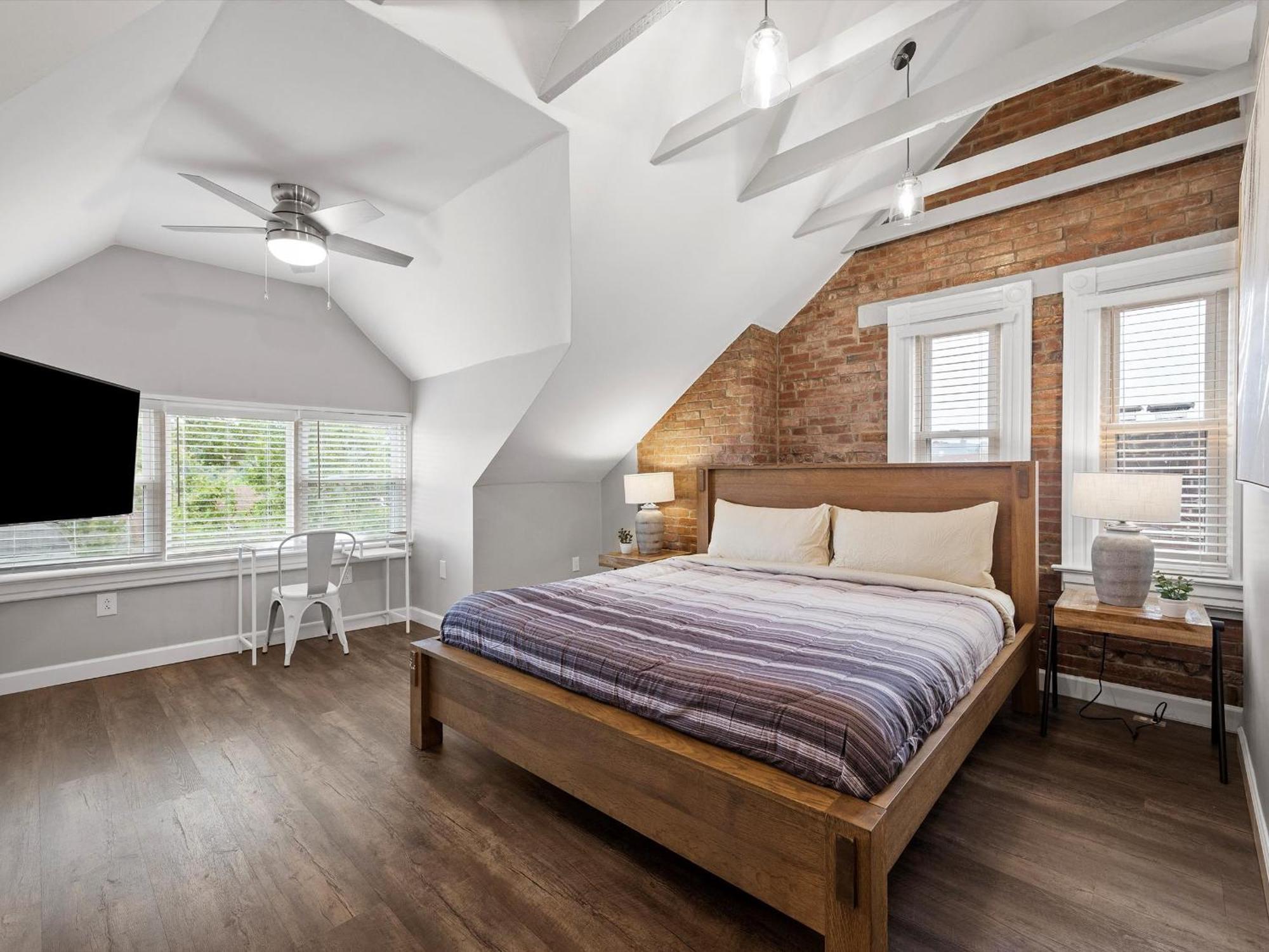 Oakland, !f Unique And Stylish Private Bedroom With Private Bathroom