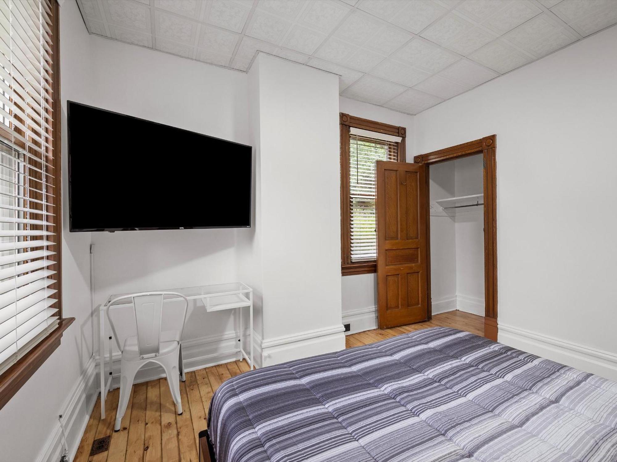 Homestay Oakland, !e Cozy And Stylish Private Bedroom With Shared Bathroom Pittsburgh
