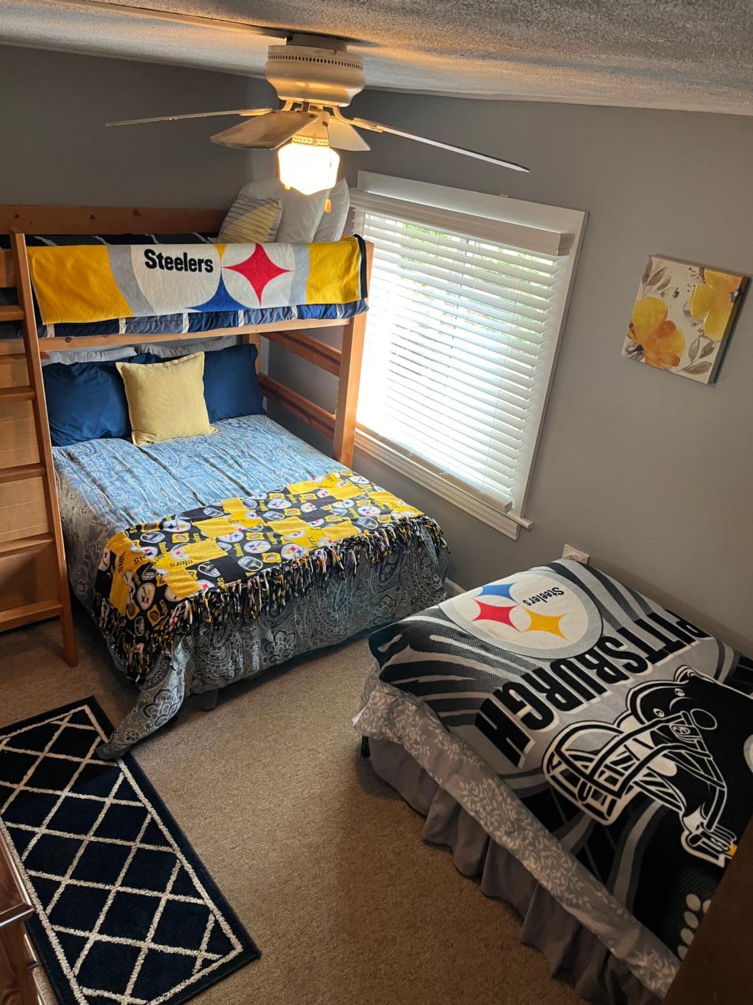 Apartment North Side Bungalow - Sleeps 8!