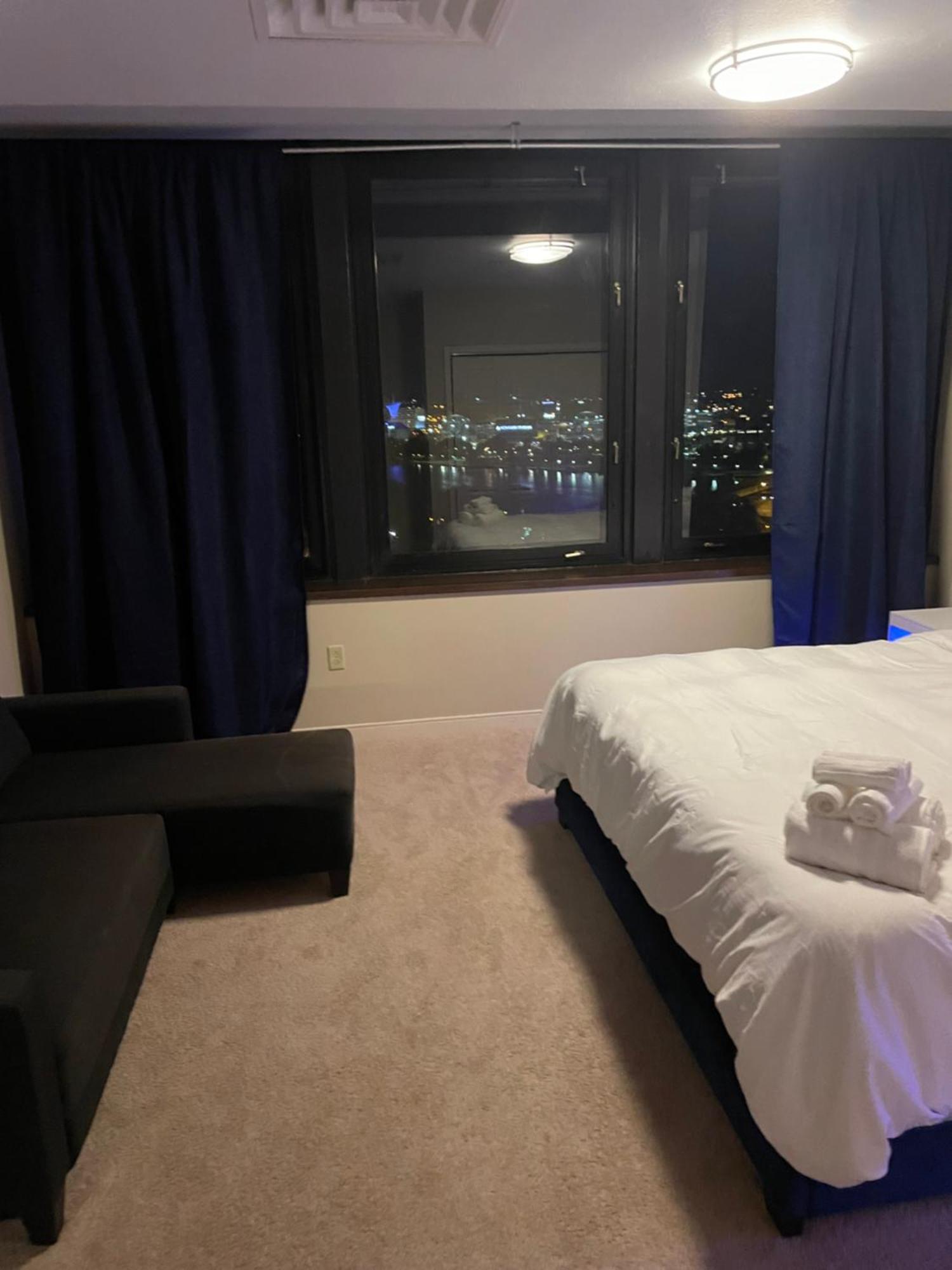 Luxury At The Point Easy Access To And From Downtown 24-7 Parking Pittsburgh