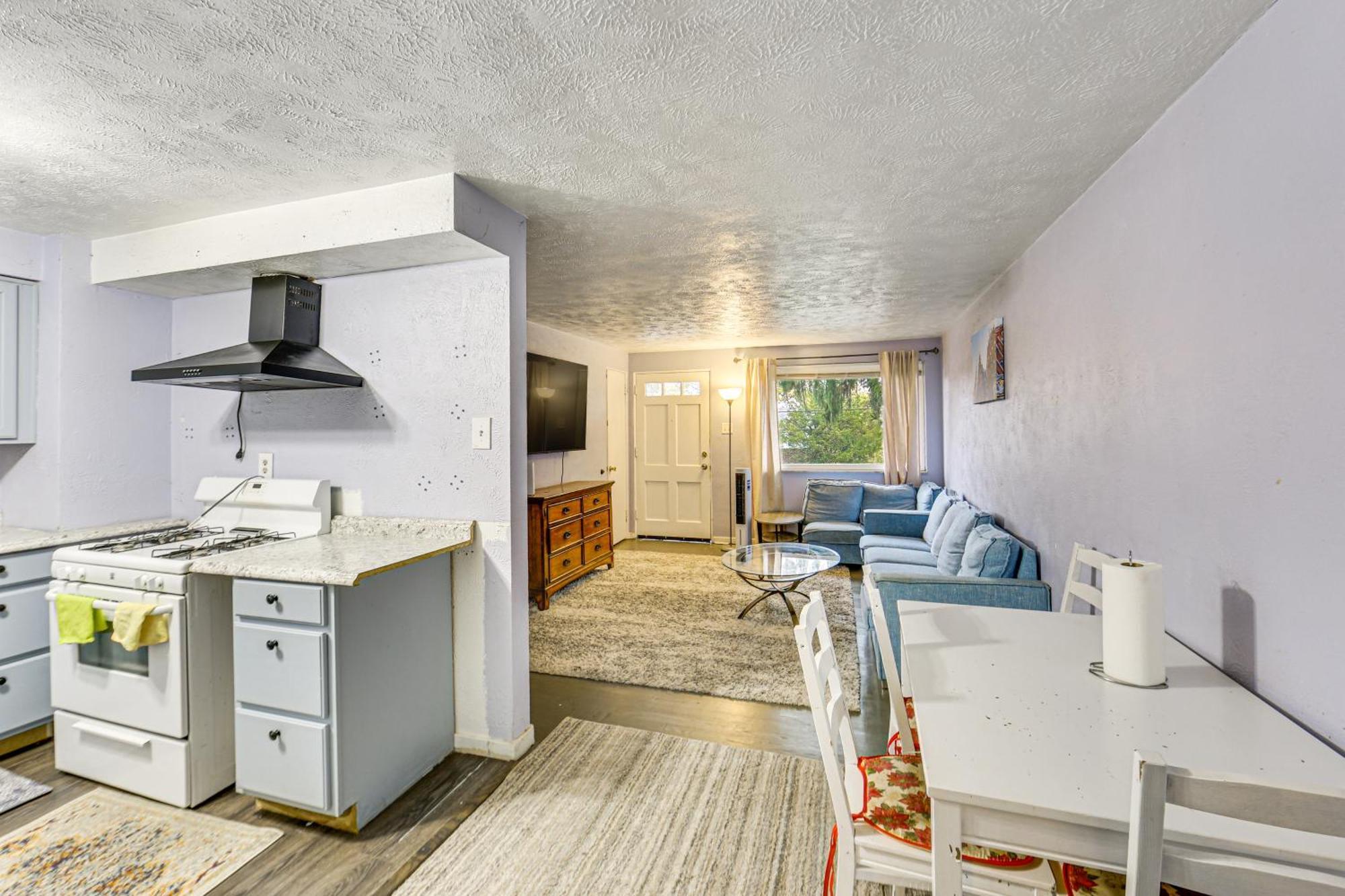 12 Mi To Dtwn With In-unit Laundry! Holiday home *