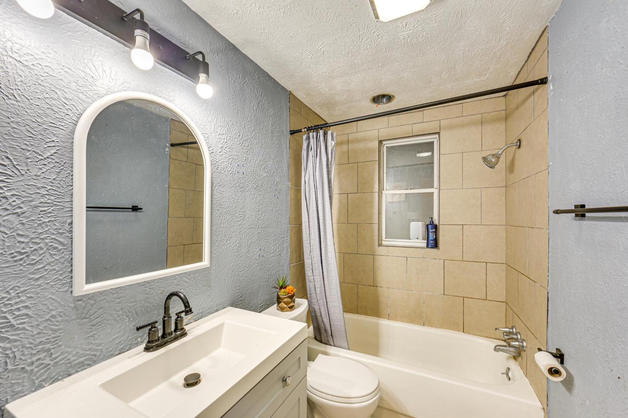 12 Mi To Dtwn With In-unit Laundry!