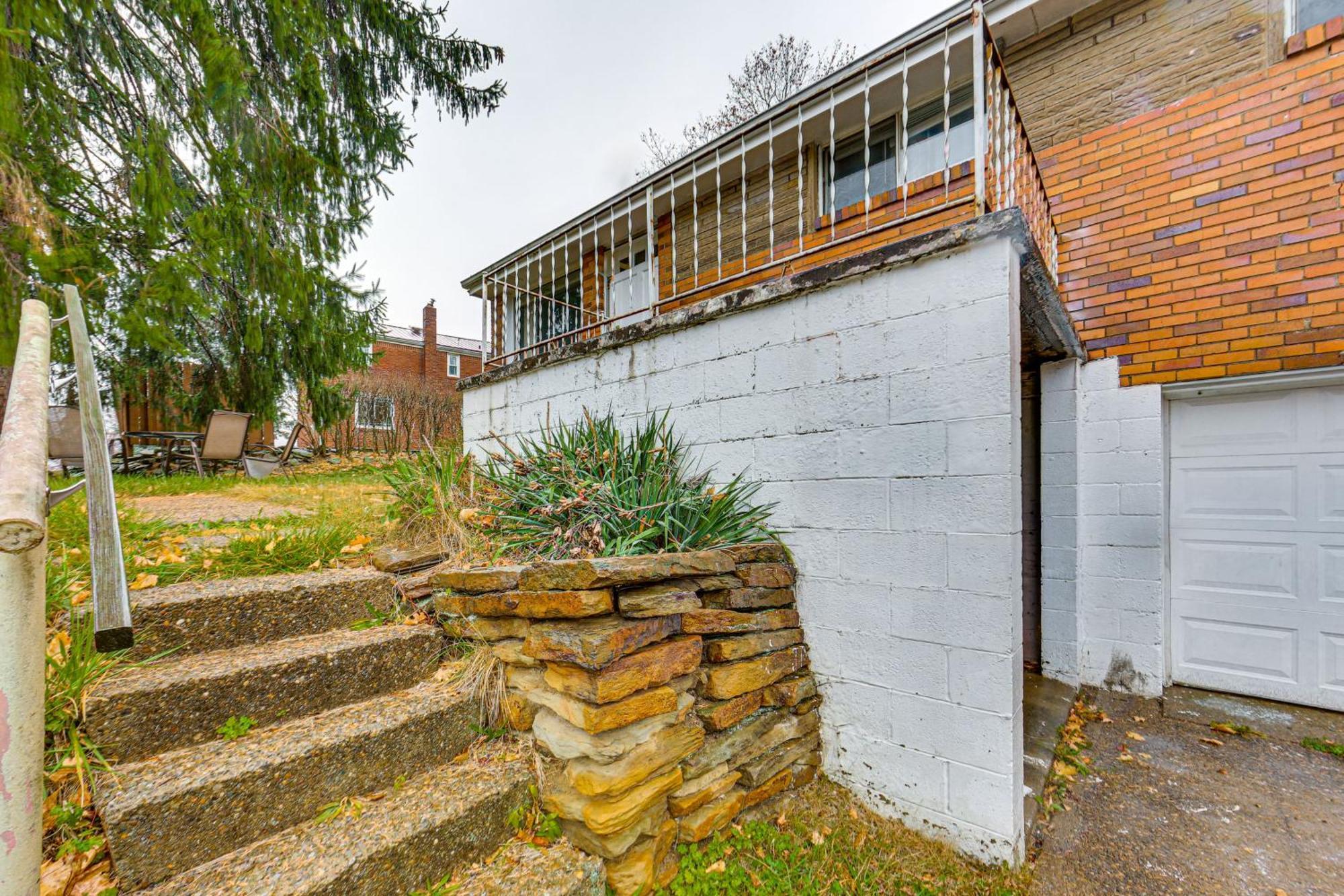 12 Mi To Dtwn With In-unit Laundry! Holiday home Pittsburgh