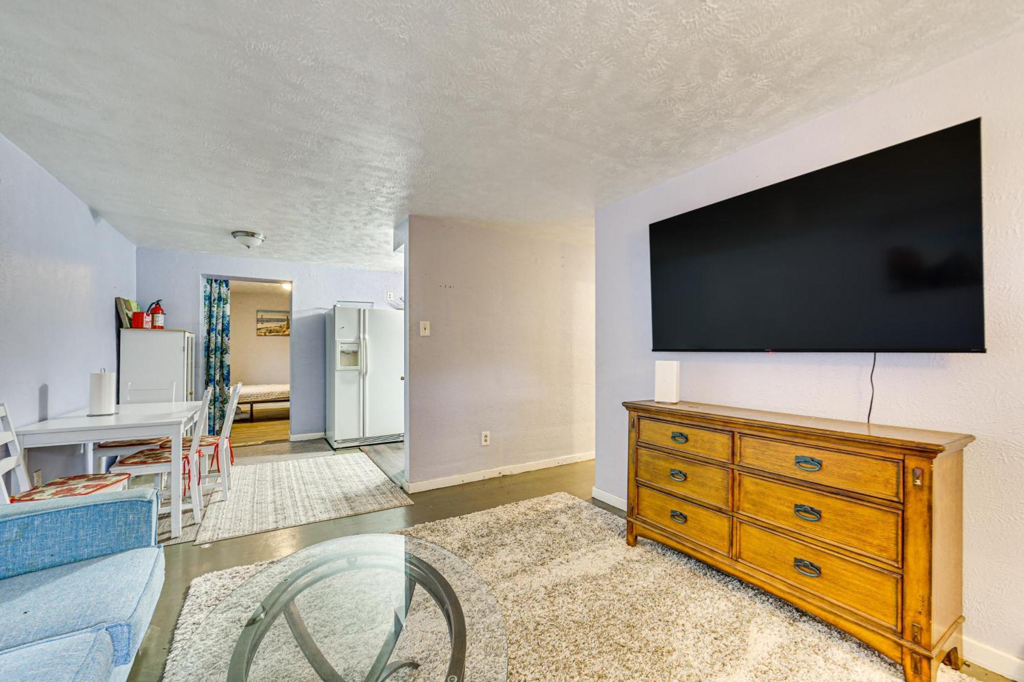 12 Mi To Dtwn With In-unit Laundry! Holiday home