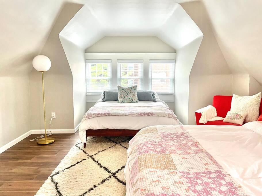 Holiday home Whimsical, Restored 100-year-old Home, 3 King & 2 Queen Beds *
